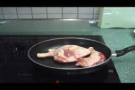 Wir bieten die verpackung in essig eingelegtes unterschenkel heizen sie eine pfanne, gießen sie ein wenig pflanzenöl. Video Hahnchenschenkel In Der Pfanne Braten Ein Rezept Mit Krautermarinade