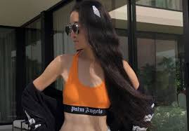Vera ellen wang was born and raised in new york city, and is of chinese descent. Twitter Is Spiraling Over This Vera Wang Crop Top Pic At Age 71