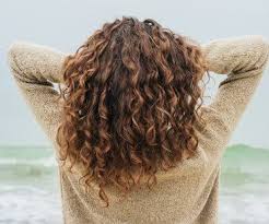 Ja, ich liebe auch die alten frauenzeitschriften. Curly Girl Methode So Bekommst Du Traumhafte Locken Desired De Lockiges Haar Uber Nacht Lockige Haare Welliges Haar Uber Nacht