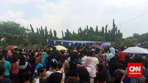 Nah, video ini menjadi viral, dalam rekaman tersebut memperlihatkan bagaimana seorang khatib mendadak tak sadarkan diri ketika sedang memberikan khotbah. Prosesi Pemakaman Olga Syahputra Berlangsung Lancar