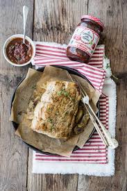 Gli antichi romani andavano pazzi per le salse e le utilizzavano per accompagnare quasi qualsiasi alimento, la salsa bianca era però perfetta per la carne, sia alla griglia che bollita. Arrosto Di Maiale Con Salsa Alle Amarene Brusche La Tarte Maison