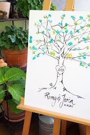 Der fingerabdruck baum ist ein ausgefallenes was könnte eine schönere erinnerung an eure hochzeit sein, als ein bild, das von allen gästen. Hochzeits Diy Ein Baum Aus Fingerabdrucken Baum Hochzeit Fingerabdruck Hochzeit Fingerabdruck Baum