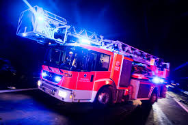 Reisebeschränkungen durch das coronavirus (aktuelle seite). Riesige Rauchwolke Brand In Recycling Zentrum In Ginsheim