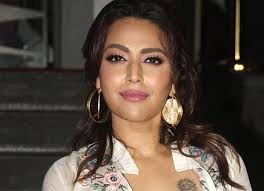 Does she drink alcohol ? Swara Bhaskar Hits Back On Twitter At This Man Who Sneakily Takes Her Video In The Name Of Selfie Twitteratis React Bollywood News Bollywood Hungama