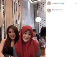 Ia meninggalkan komentar di unggahan alvin tentang momen lamaran adiknya, ameer azzikra. 5 Kedekatan Larissa Chou Dan Ibundanya Meski Beda Agama