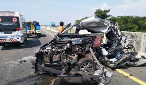 Inova Sruduk Tronton Di Tol Pemalang Batang Dua Tewas Seketika Radar Pekalongan Online