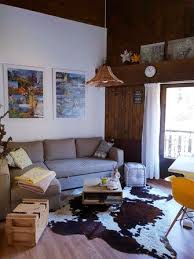 Kuhfell Deko Alpen Stil Ikea Couch Gemutliches Wohnzimmer Kollagen Aus Alten Zeitschriften Schone Wohnungen Gemutliches Wohnzimmer Kleine Wohnung