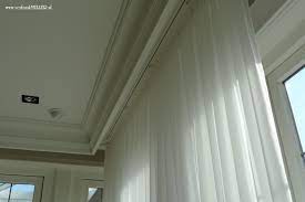 voiles achter een koof opgehangen gordijnen woonkamer doors