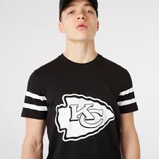 Sehen sie alle klassischen trikots von kaizer chiefs im football kit archive. Kansas City Chiefs Oversized Trikot In Schwarz New Era Cap