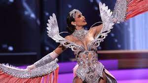 Durante el evento preliminar del miss universo 2021 (el cual se realizará el domingo 16 de mayo) las 74 candidatas lucieron los mejores trajes típicos inspirados en sus raíces. G7ko8hh7geqr2m