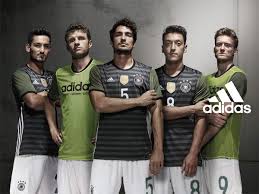 Während das hometrikot die grundfarbe blau aufweist und dunkelblaue ärmel hat, ist das auswärtstrikot in weißer grundfarbe. Das Dfb Auswartstrikot Zur Em 2016 Deutschland In Grau Grun Fooneo Fussball