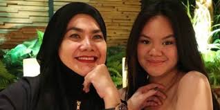 Sarita terlihat cantik dan awet muda seperti saat ini. Tangis 4 Anak Sarita Abdul Mukti Dengar Lirik Lagu Ibunda Dream Co Id