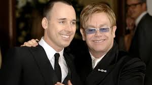Musiker elton john trauert um seine mutter sheila. Elton John Im Vatergluck Leihmutterlein Leihmutterlein Gesellschaft Sz De