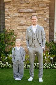 Fliege Oder Krawatte Hochzeit Vater Und Sohn Weisse Schleife Zum Frack Grauer Anzug Tragen Fliege Anzug Grauer Anzug Hochzeit Fliege Und Hosentrager
