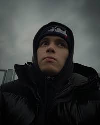 No era solo una carrera… era una batalla conmigo mismo. Hubo días en los  que mi mente me gritaba: ríndete, no lo hagas, estás cansado. Hubo mañanas  en las que el despertador