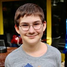 Berliner Grundschüler überlebte 10 Messerstiche: So geht es Maximilian!