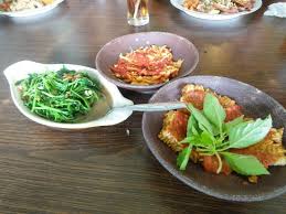 Bumbu yang begitu minimalis namun rasa yang mampu membangkitkan nafsu makan sering kali digunakan. Tumis Selada Air Tempe Penyet Sambal Mangga Muda Hm Yummy Picture Of Depot Flamboyan Batu Tripadvisor