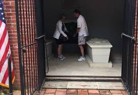 Visitors to Mount Vernon