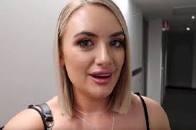 Dasar Tua Bangka," Penata Rambut Cantik Ini Serang Pasangan yang Dia Lihat  Berciuman di Klub Malam