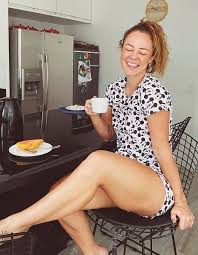 Caroline paola oliveira da silva known by the stage name paolla oliveira, is a brazilian actress. Paolla Oliveira Fala Sobre Look Na Quarentena Pijaminha O Dia Inteiro Quem Quem News