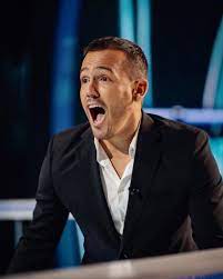 I'm sympathetic, cheerful, a friend of his friend, playful finally a normal guy. Pedro Teixeira Entrega 50 Mil Euros Em Programa Holofote
