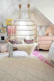 Was wir alles besorgt haben, könnt ihr hier nachlesen. Kinderzimmer Madchen Schragdach Pinke Kommode Retro Stil Teppich Schaukelstuhl Bilder Kissen Kinderzimmer Fur Madchen Kinder Zimmer Jugendzimmer
