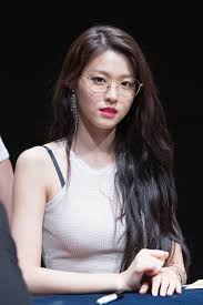 Eh emak jangan marah terus nanti cepat tua luuu. 12 Potret Top Visual Idol Kpop Cewek Saat Berkacamata Bikin Kesengsem