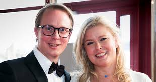 Petter pilgaard (39) og vendela kirsebom (52) fant virkelig tonen sammen da de var med i farmen kjendis. Vendela Kirsebom Og Petter Pilgaard Skaper Reaksjoner Og Sa Sa Hun Som En Slengbemerkning