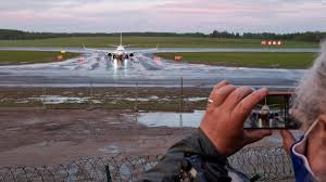 За происходившей трагедией наблюдали тысячи зрителей. Aviadispetcher Posadivshij Samolet S Protasevichem Bezhal Iz Belarusi