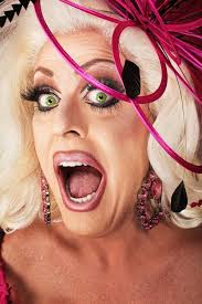 Reina Del Drag Feliz Celebrando El Orgullo Gay Con Bandera Arco Iris Foto  de archivo