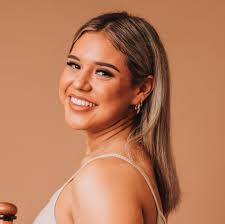 Julissa Aranda's Instagram, Twitter & Facebook