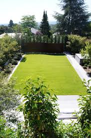 Moderner Wohngarten Mit Blick Auf Wasserwand Aus Cortenstahl Garten Gartenanlage Wasserwand