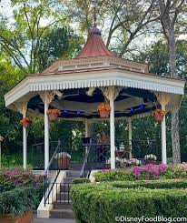I have always admired english gardens and the wealth of flowers available are so beautiful. Our Day In Epcot Flower And Garden Festival Prices And A Closed Dining Location Disney By Mark