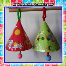Faire des activités manuelles est un bon moyen d'apprendre en s'amusant pour les enfants. Cloches De Noel Realisees Avec Des Assiettes En Carton 2014 Cloches De Noel Assiette Carton Bricolage Noel Enfant