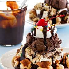 Sundae A La Gaufre A La Guimauve Grillee Et Au Chocolat Base La Gaufre Bel Gaufre De Votre Choix Garniture Sundae Recipes Desserts Waffle Ice Cream