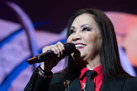 anagabrieloficial enloquece a su público que no dejan de cantar cada pieza  ! . Una leyenda en el escenario . 📸 @rahona.photo . @onecr @conciertoscrc  @contentlabcr