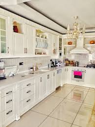 Country Ve Modern Ingiliz Stillerinin Karisimi Sik Ve Konforlu Bir Ev Ev Gezmesi Klasik Tarz Mutfaklar Country Dekorasyonu Luks Mutfaklar