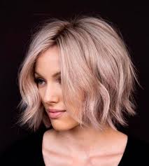 Come da nostra abitudine, chiudiamo anche l’approfondimento di oggi, dedicato ai migliori spunti per i capelli medi e mossi, con una lunga fotogallery che potrà ben fungere da ideale spunto per un corposo restyling.nella gallery odierna, in particolar modo, troverete ben 40 diversi stili di capelli medi e mossi che potrebbero fare al … Capelli Corti Mossi I Migliori Modi Di Sistemarli Con Stile