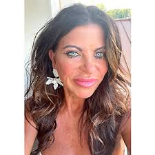 Amy Habib's Instagram, Twitter & Facebook