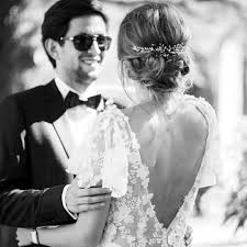Le salon de coiffure fd coiffure propose différentes coupes de cheveux pour femmes mettant en valeur leur visage et révélant toute leur beauté. Accessoire Lizeron Mariee Mariage Coiffure Chignon Bas Flou Head Piece