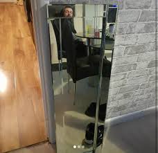 21 pictures of people trying to take photos of mirrors they're selling. Selling Mirrors Online Can Be Harder Than It Seems Album On Imgur