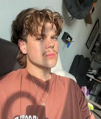 ik dacht net aan mijn snor weghalen, maar heb het niet gedaan!!!