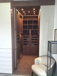 Porte Suspendue En Verre Laque Blanc Qui Dissimule Un Magnifique Dressing Sur Mesure En Placage Noyer Americ Porte Suspendue Rangement Sur Mesure Laque Blanche