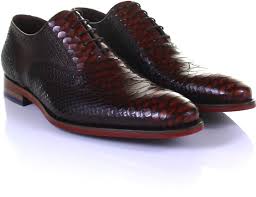 Floris van bommel is een nederlands familiebedrijf dat opgericht is in 1734. Van Bommel Schoenen Heren