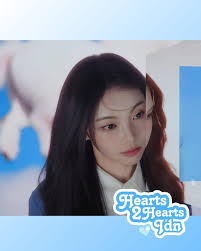 Calon Center Hearts2Hearts? 👀✨ Banyak yang mulai berspekulasi kalau Ian  bakal jadi center di Hearts2Hearts! Dengan visual yang mencuri perhatian,  aura karismatik, dan stage presence yang kuat, Ian emang punya semua  kualitas