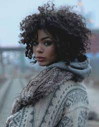Vous avez les cheveux courts ou vous avez optez pour un big chop, mais vous ne savez pas comment mettre votre coiffure en valeur. Coupe Cheveux Boucles Brun Automne Hiver 2016 Cheveux Boucles Quelques Idees De Coiffures Pour Les Sublimer Elle