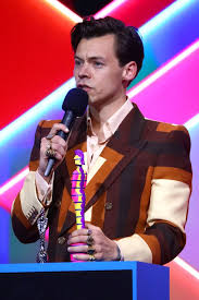 Taylor swift at the 41st brit awards at the o2 arena in london on may 11, 2021 richard young/shutterstock. Brit Awards 2021 Harry Styles Seventies Gucci Suit And American Accent