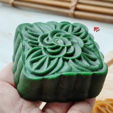 Saat terjadi fenomena gerhana bulan kita dianjurkan untuk mengerjakan shalat sunah dua rakaat atau shalat sunah khusuf. Kuih Bulan Halal Johor