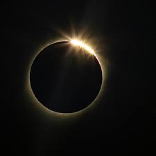 Pada saat gerhana terjadi, bulan akan padam berwarna merah. Gerhana Matahari Total Muncul 14 Desember 2020 Ini Lokasi Terbaik Melihatnya Global Liputan6 Com