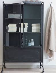 La façade vitrée des vitrines et l'éclairage supplémentaire de plusieurs de nos armoires d'angle garantissent que vos bijoux brillent toujours dans toute leur splendeur. Industrie Design Tolle Metallvitrine Mit 3 Fachern Und Glasturen Und Einem Klappfach M Meuble Style Industriel Armoire Vitrine Meuble Rangement Salle De Bain